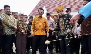 Menteri Desa, Pembangunan Daerah Tertinggal dan Transmigrasi Abdul Halim, didampingi Gubernur Kepri Ansar Ahmad menyaksikan permainan gasing di sela Sarasehan BUMDes 2023 Bintan Agro Hotel, Desa Teluk Bakau, Bintan, Rabu (1/2/2023). Sebanyak 1177 peserta hadir dalam Sarasehan BUMDes yang baru pertama kali digelar secara nasional itu. (Foto: Diskominfo Kepri)