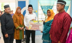 Gubernur Ansar Serahkan Bantuan dan Safari Ramadan di Senayang Lingga