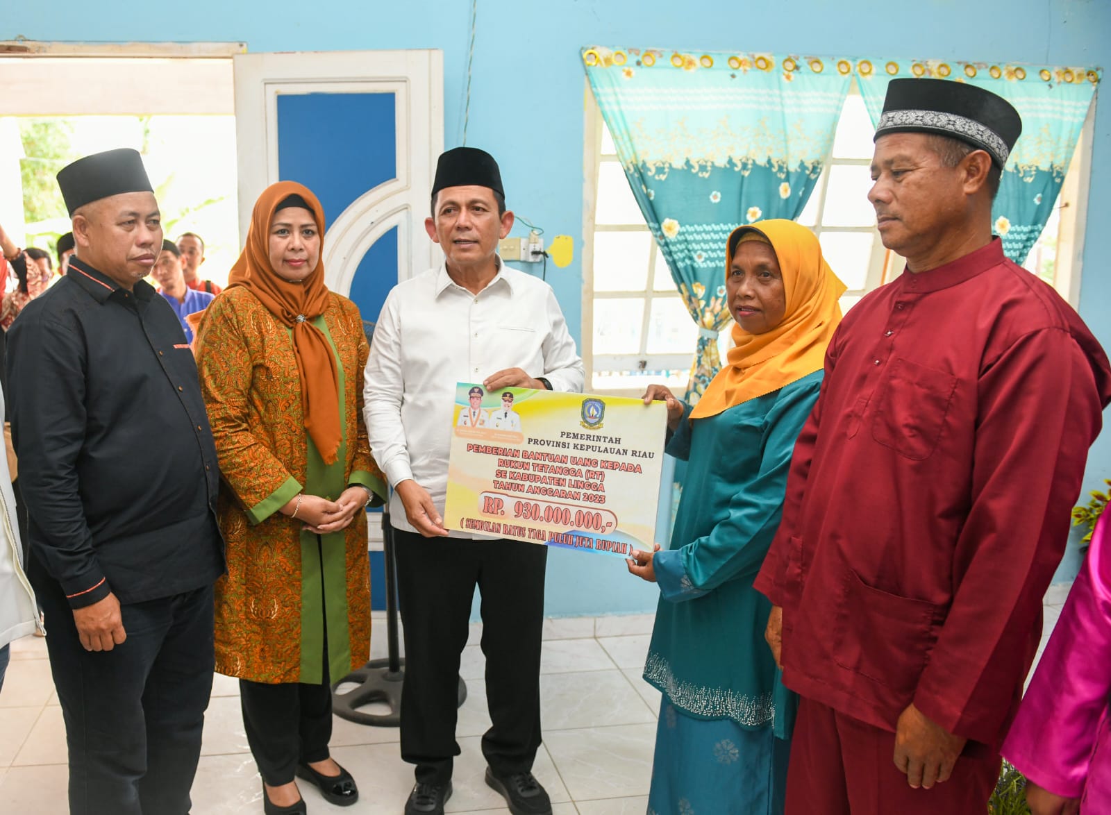 Gubernur Ansar Serahkan Bantuan dan Safari Ramadan di Senayang Lingga