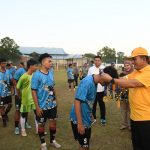 Gubernur Kepri Ansar Ahmad mengalungkan medali kepada tim sepak bola yang juara pada Piala Gubernur Kepri Tahun 2023 Zona Kabupaten Bintan.