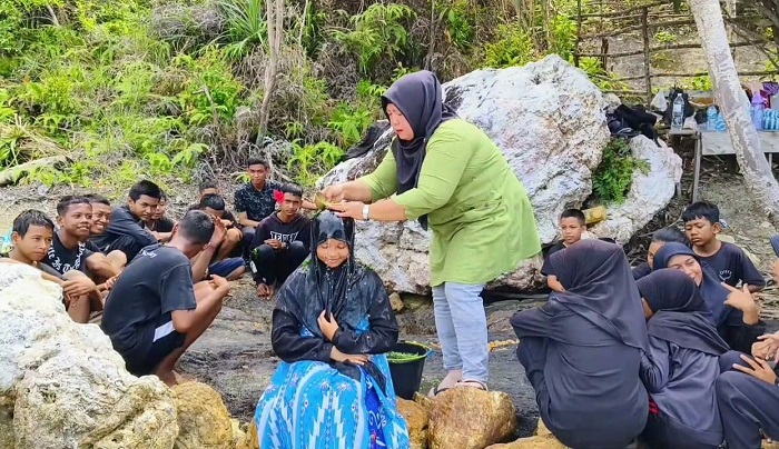 Mandi Safar SMPN 2 Singkep Barat, Melestarikan Tradisi Melayu di Lingga