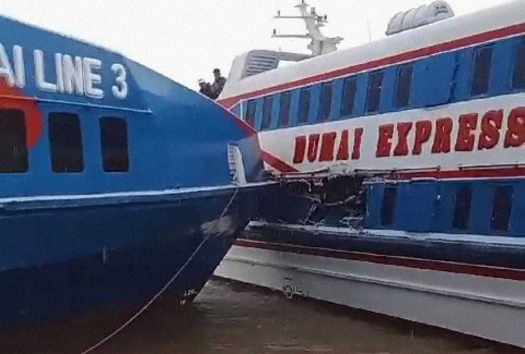 Kecelakaan Kapal Feri di Selat Panjang, Satu Kapal Bolong