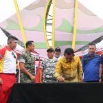 Gubernur Kepri Ansar Ahmad (tengah) menandatangani prasasti penataan kawasan Jalan Bandara Raja Haji Fisabilillah (RHF) Kota Tanjungpinang. Ansar memastikan penataan kawasan ini akan dilanjutkan pada tahun 2024 mendatang. (Foto: Diskominfo)