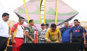 IMG-20231230-WA0030 Gubernur Kepri Ansar Ahmad (tengah) menandatangani prasasti penataan kawasan Jalan Bandara Raja Haji Fisabilillah (RHF) Kota Tanjungpinang. Ansar memastikan penataan kawasan ini akan dilanjutkan pada tahun 2024 mendatang. (Foto: Diskominfo)
