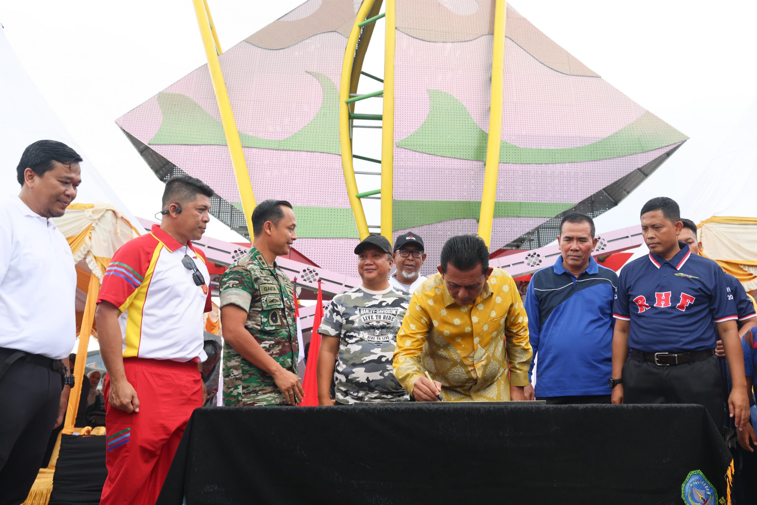 Gubernur Kepri Ansar Ahmad (tengah) menandatangani prasasti penataan kawasan Jalan Bandara Raja Haji Fisabilillah (RHF) Kota Tanjungpinang. Ansar memastikan penataan kawasan ini akan dilanjutkan pada tahun 2024 mendatang. (Foto: Diskominfo)