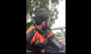 Petugas Dishub Naik Kap Mobil saat Razia, Publik Protes