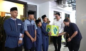 Kajati Kepri bersama jajarannya membagikan paket sembako dan tali asih kepada anak yatim piatu di Tanjungpinang, sumber foto: Penkum Kejati Kepri
