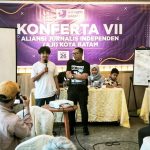 Yogi dan Islah, Ketua dan Sekretaris AJI Kota Batam periode 2025-2028. Keduanya menakhodai AJI Kota Batam setelah terpilih secara aklamasi dalam Konferta dilaksanakan di Hotel GGI, Batam, Sabtu (26/4/2025). (Foto: Kurnia)